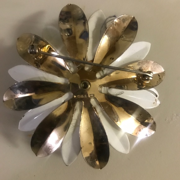 Sarah Coy Stamped Gold & White Flower Brouch - Picture 3 of 6